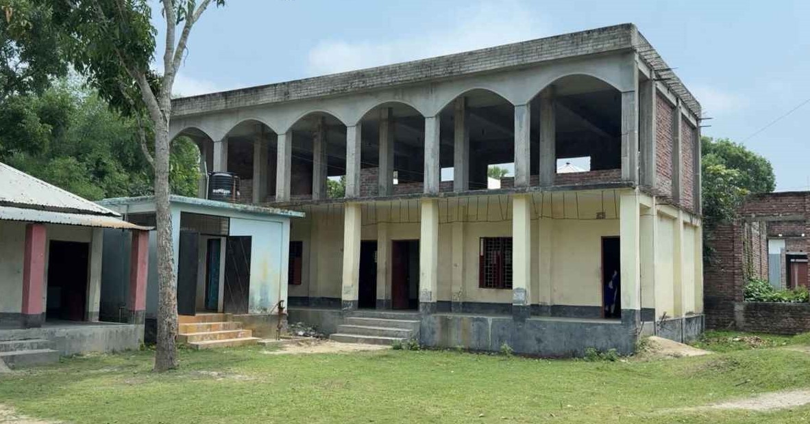 ৩৭ লাখ টাকা ব্যয়ে বিদ্যালয়ের দোতলা ভবন নির্মাণ, নেই ওঠার সিঁড়ি