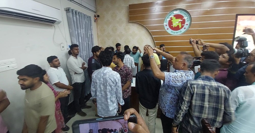 যশোরে আহত জুলাইযোদ্ধাদের অনুদানের চেক বিতরণে হট্টগোল