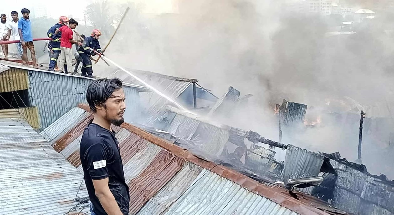 মহাখালীর বস্তিতে আগুন: ৫ ইউনিটের চেষ্টায় নিয়ন্ত্রণে