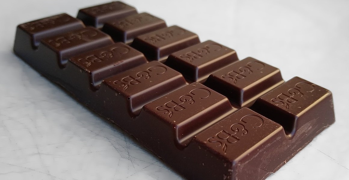 রাতে ডার্ক চকোলেট খেলে কী হয়?