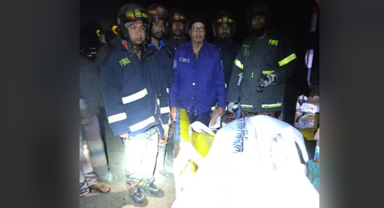 মহাদেবপুরে ডাম্প ট্রাকের চাপায় ৫ জন নিহত