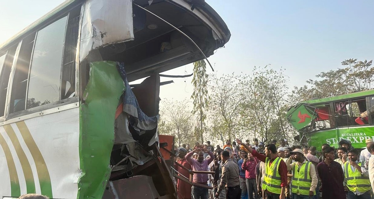 যাত্রী নামানোর সময় পেছন থেকে আরেক বাসের ধাক্কা, নিহত ২