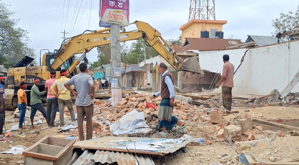 দুর্গাপুরে অবৈধ দখল উচ্ছেদ অভিযান, গুঁড়িয়ে দেওয়া হলো ৩৫টি স্থাপনা