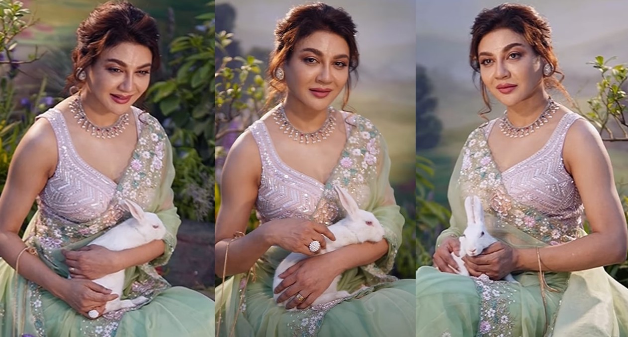 খরগোশের সঙ্গে খুনসুটিতে মেতেছেন জয়া