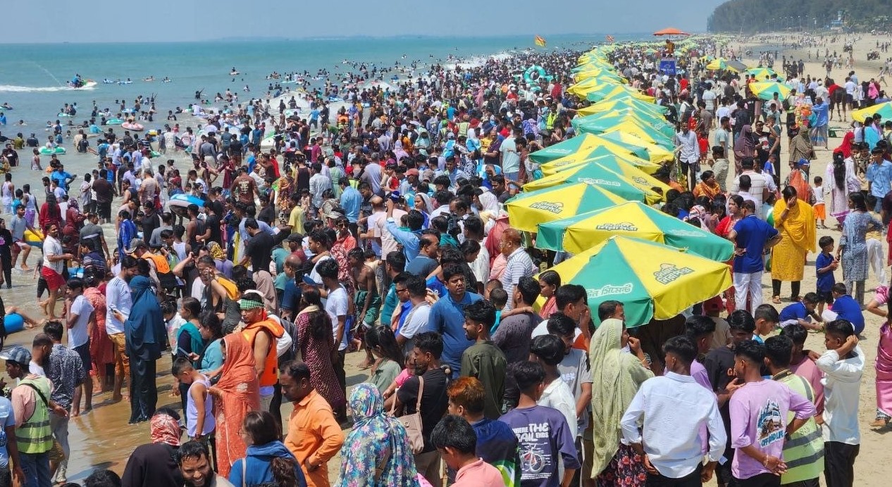 ঈদের ছুটিতে কক্সবাজারে পর্যটকের ঢল