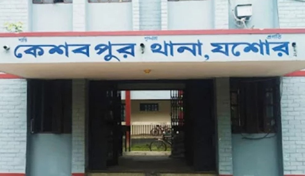 মাইকে ঘোষণা দিয়ে পুলিশকে মারপিট করে আসামি ছিনতাই