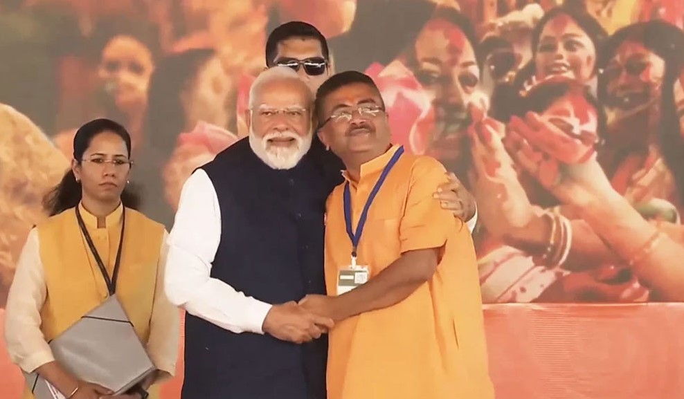 শপথ নিলেন মুখ্যমন্ত্রী শুভেন্দু, সঙ্গে ৫ মন্ত্রীও
