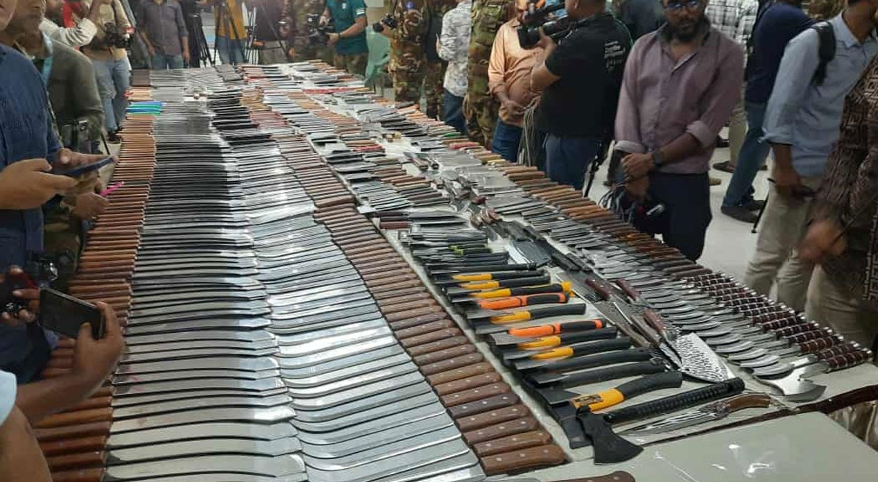 রাজধানীর নিউ মার্কেট থেকে সহস্রাধিক ধারালো অস্ত্র উদ্ধার, আটক ৯