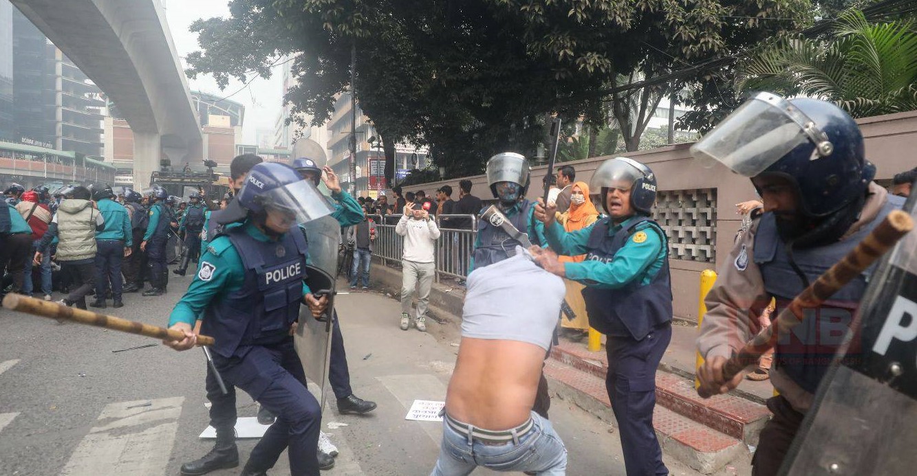 রাজধানীর কারওয়ান বাজার রণক্ষেত্র