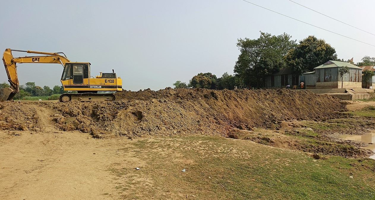 সময় গেলেও শেষ হয়নি ফসল রক্ষা বাঁধের নির্মাণকাজ