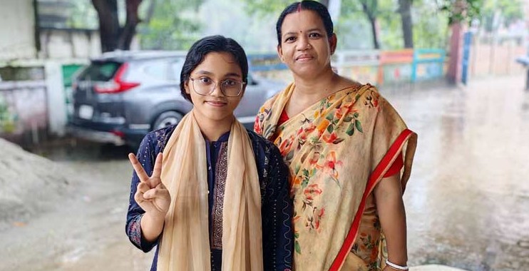 এসএসসিতে কুমিল্লা বোর্ড সেরা অনামিকা দেবনাথ