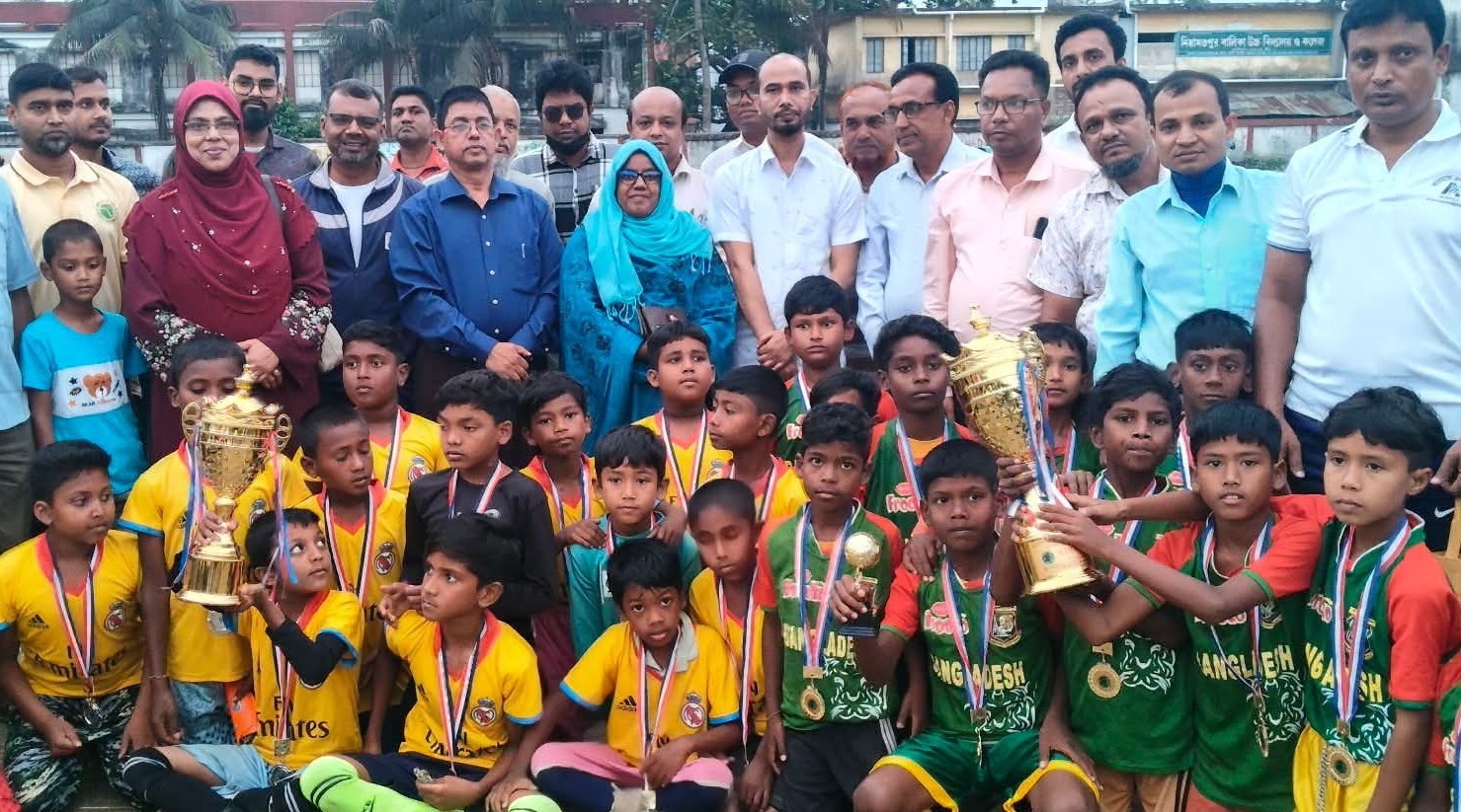 নিয়ামতপুরে প্রাথমিক বিদ্যালয় ফুটবল টুর্নামেন্টের ফাইনাল অনুষ্ঠিত 