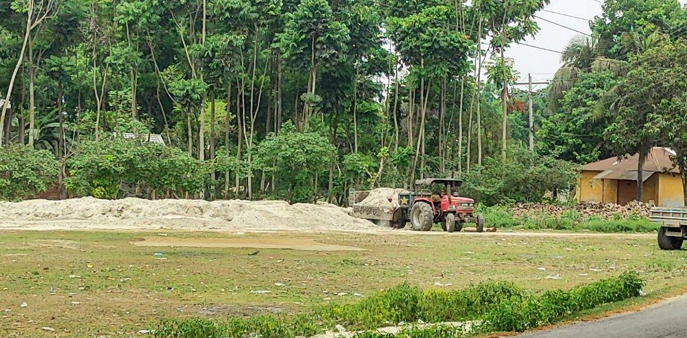 ইক্ষু সংগ্রহ কেন্দ্রের মাঠ দখল করে অবৈধ মাটি ব্যবসা