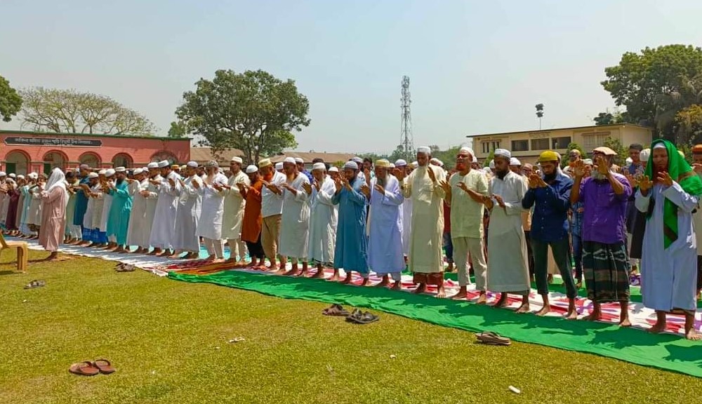 কালীগঞ্জে তাপদাহ পরিত্রাণের জন্য ইস্তিস্কার নামাজ আদায়