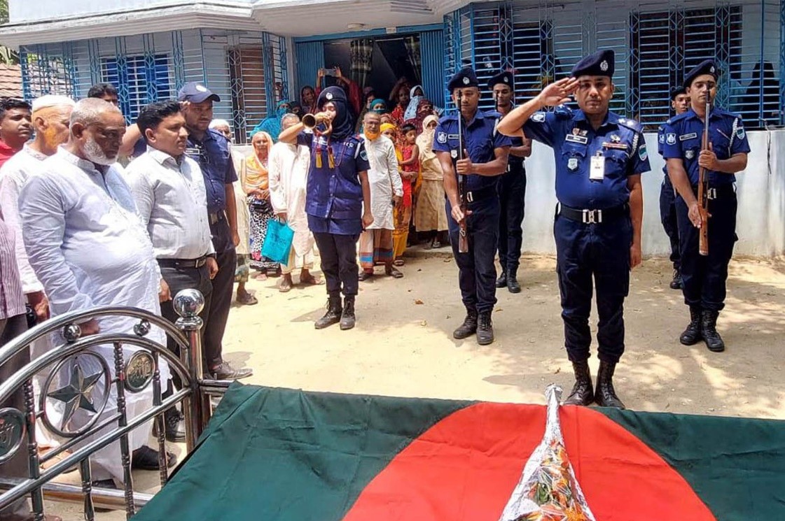 দেবহাটায় বীর মুক্তিযোদ্ধাকে রাষ্ট্রীয় মর্যদায় দাফন