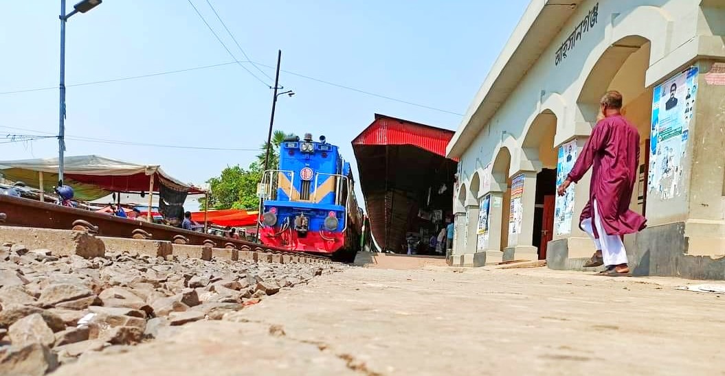চিলাহাটি এক্সপ্রেস ট্রেনের স্টপেজ না হওয়ায় এলাকাবাসী হতাশ