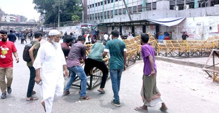 পুলিশের ব্যারিকেড ভেঙে যমুনার অভিমুখে জবি শিক্ষক-শিক্ষার্থীরা