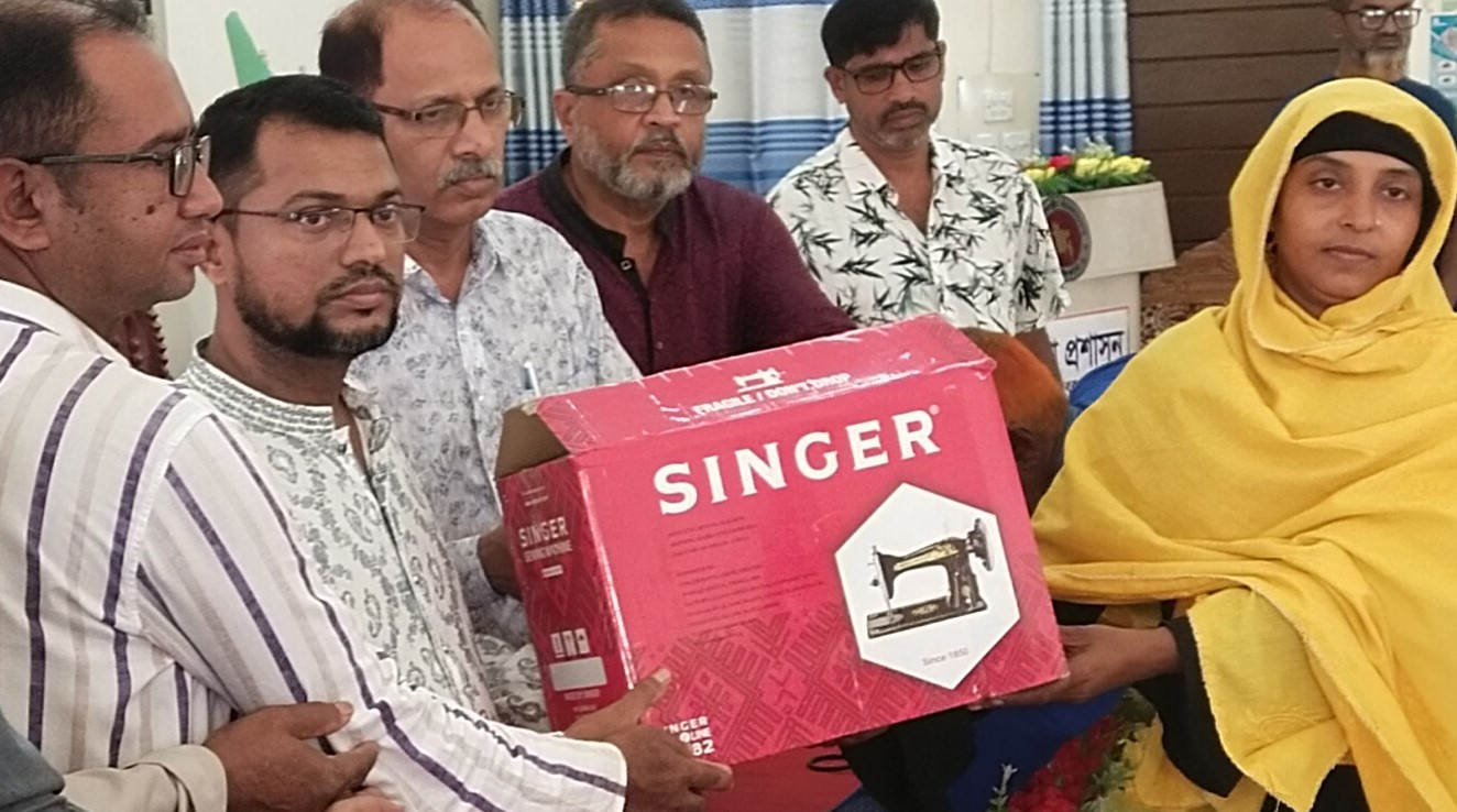 পাথরঘাটায় ১৫ অসচ্ছল নারী পেলেন সেলাই মেশিন