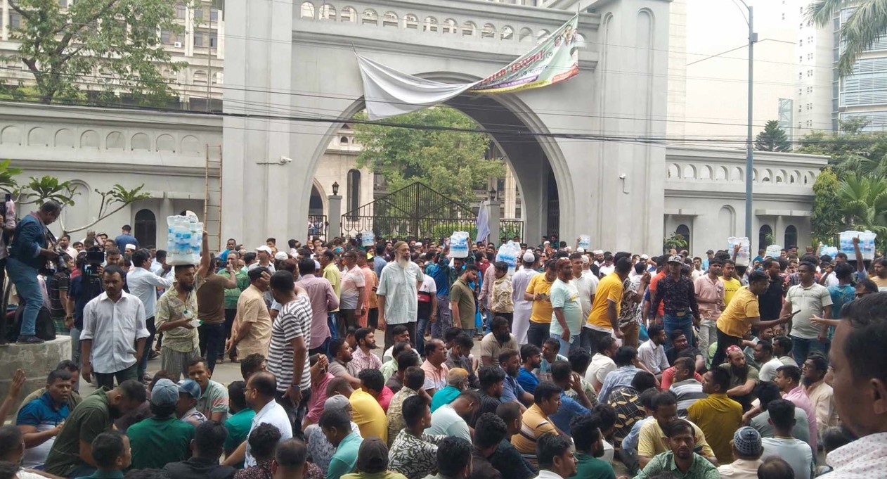 আবারও নগরভবনে ইশরাকপন্থিরা, বন্ধ প্রধান ফটক