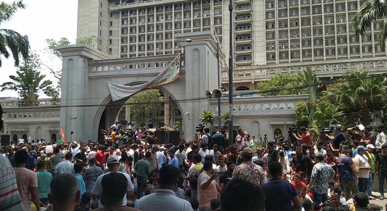 ব্লকেডে আটকা নগর ভবন, সেবা কার্যক্রম বন্ধ