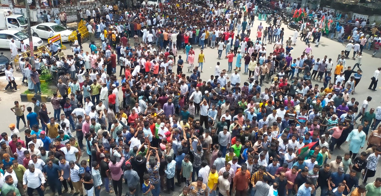 ইশরাকের অনুসারীর দখলে মৎস্য ভবন মোড়, যান চলাচল বন্ধ