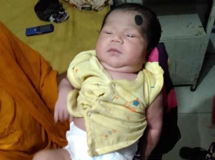 নবজাতক কুড়িয়ে পেলো নিঃসন্তান দম্পতি
