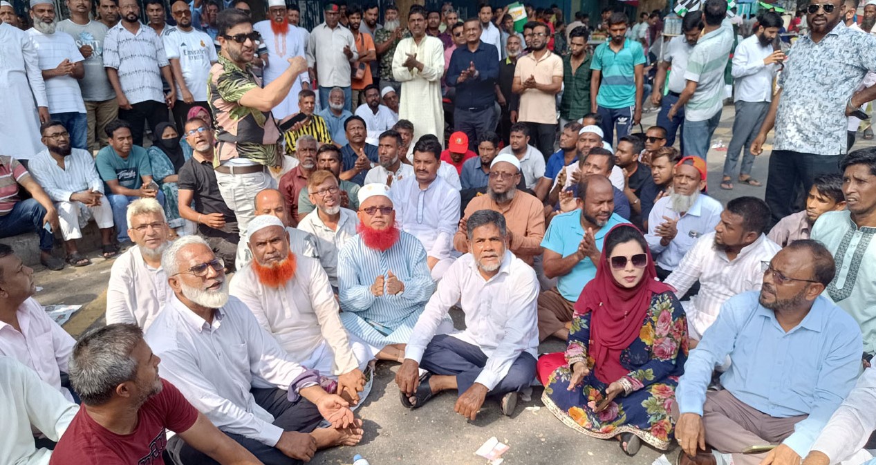 নগর ভবনের সামনের সড়ক আটকে ইশরাক সমর্থকদের বিক্ষোভ