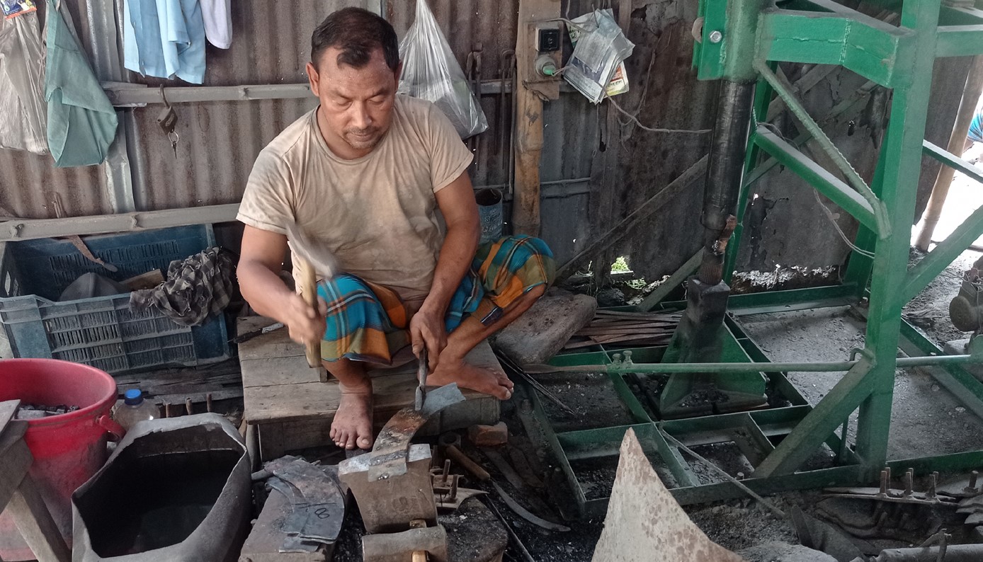 ঈদ ঘিরে কর্মচাঞ্চল্যে মুখর ফুলবাড়ীর কামারপাড়া