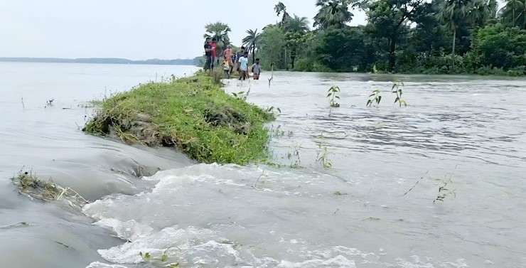 বরগুনায় বেড়িবাঁধ ভেঙে গ্রাম প্লাবিত, আতঙ্কে এলাকাবাসী