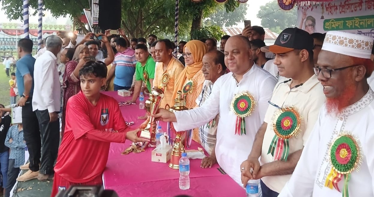 ধামরাইয়ে নারী ফুটবলারদের খেলা দেখতে মানুষের ঢল