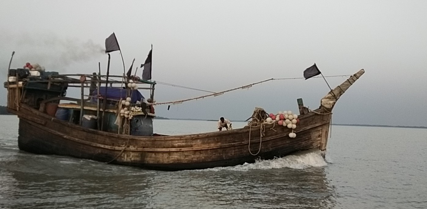 ৫৮ দিনের নিষেধাজ্ঞা শেষে মধ্যরাতে সাগরে ফিরছে জেলেরা