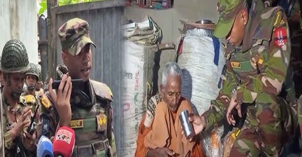 বৃদ্ধা মাকে রাস্তায় ফেলে গেলেন সন্তানরা, ঘরে তুলে দিলো সেনাবাহিনী