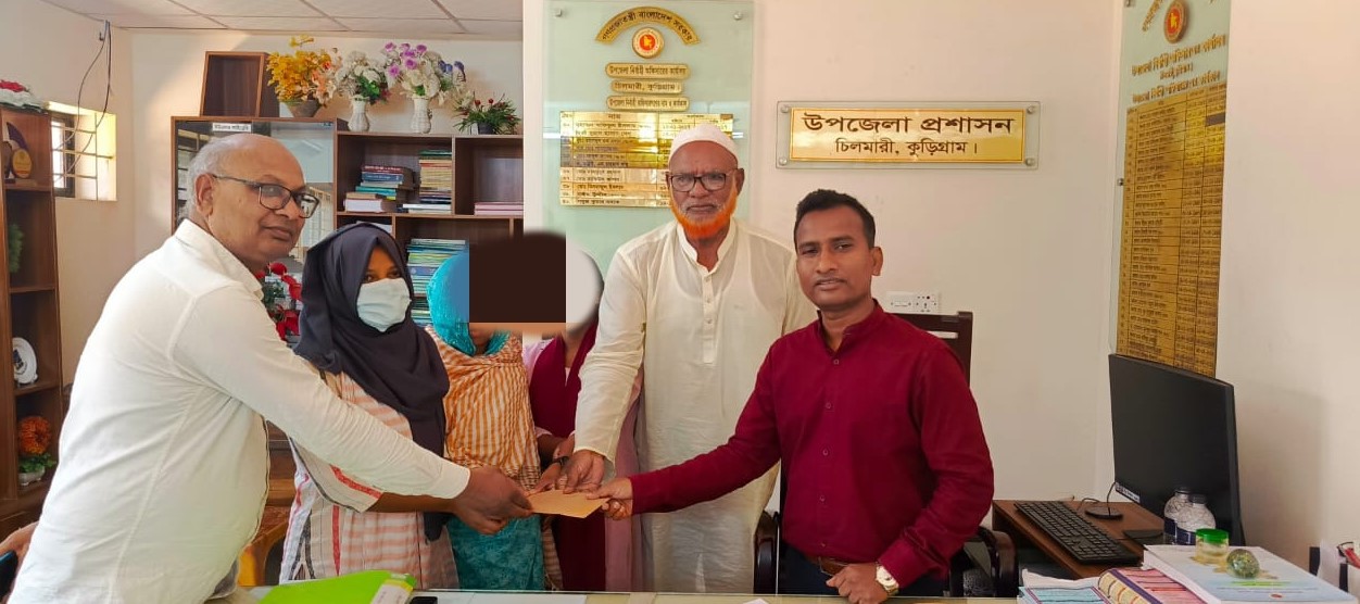 চিলমারিতে মেধাবী শিক্ষার্থীর পাশে দাঁড়ালেন ইউএনও সবুজ কুমার বসাক
