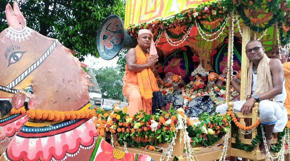 উল্টো রথের মধ্য দিয়ে শেষ হলো রথ উৎসবের আনুষ্ঠানিকতা