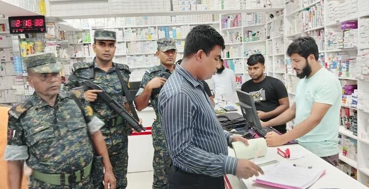 হাজীগঞ্জে মেয়াদোত্তীর্ণ ওষুধ বিক্রি, দুই দোকানির জরিমানা