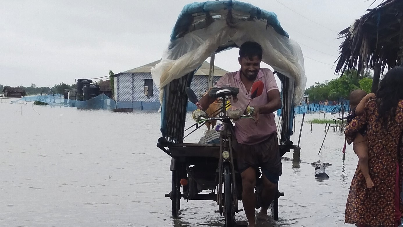 পাইকগাছায় টানা বৃষ্টিতে তলিয়ে গেছে মৎস্য ঘের পুকুর ফসলি জমি