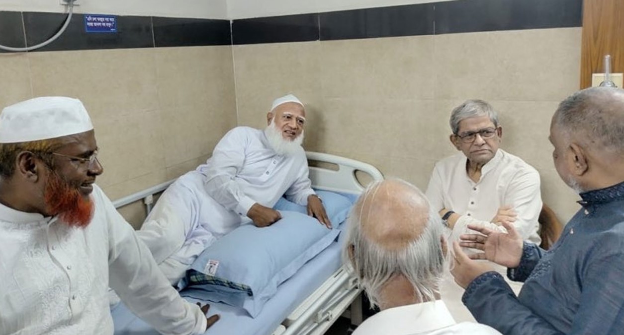 হাসপাতালে জামায়াত আমিরের পাশে মির্জা ফখরুল