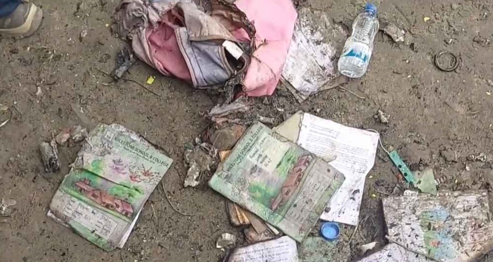 বাতাসে উৎকট গন্ধ, পড়ে আছে শিশুদের বই-ব্যাগ-জুতো