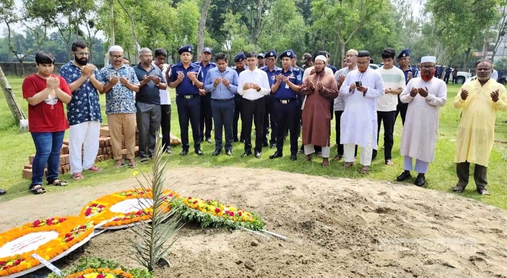 মাহেরীন চৌধুরীর সমাধিতে নীলফামারীর ডিসি-এসপির শ্রদ্ধা