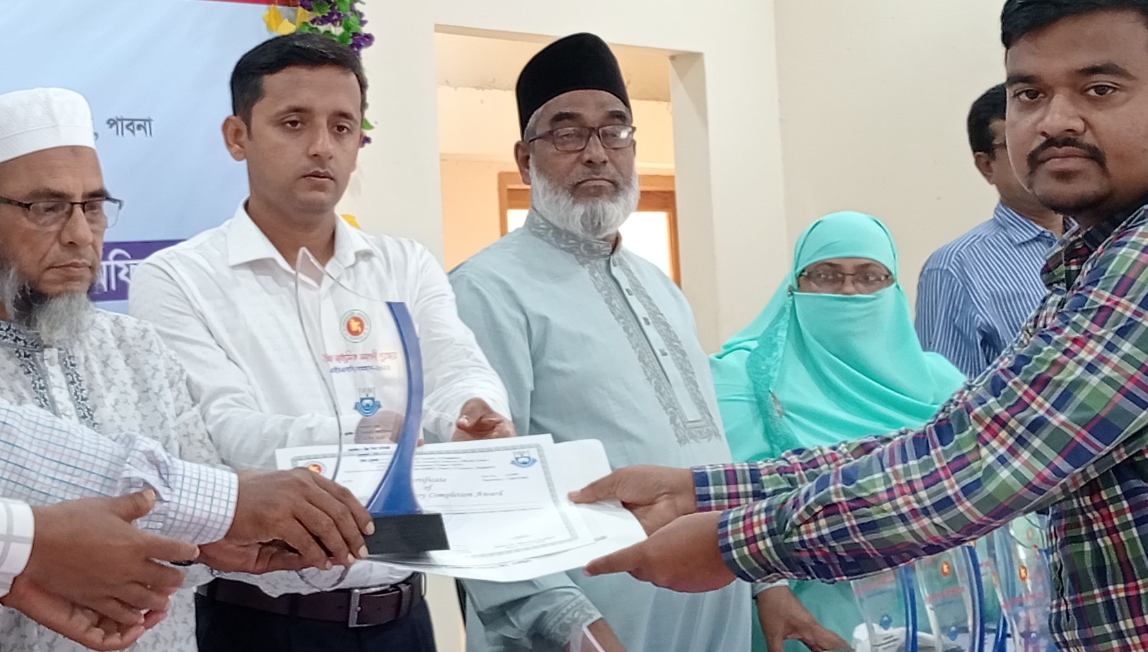 পাবনায় কৃতি শিক্ষার্থীদের মাঝে পুরস্কার বিতরণ 