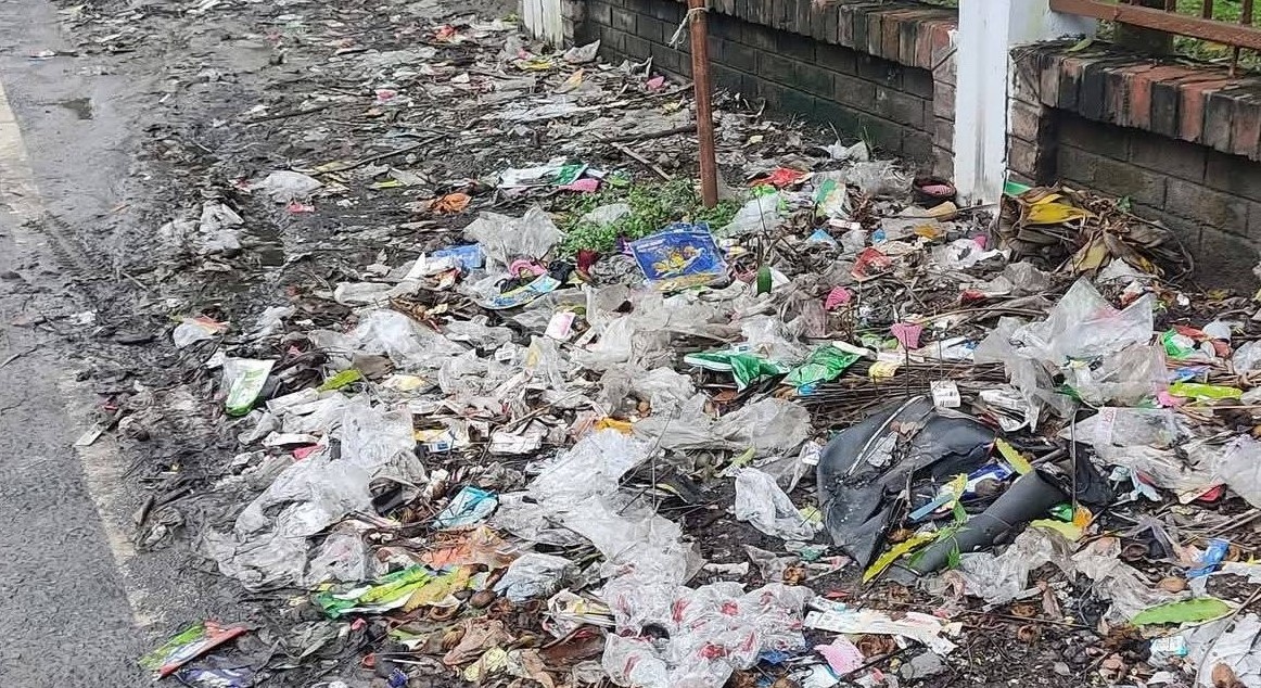 সাগরদাঁড়ি মধু পল্লির প্রবেশপথ ডাস্টবিনে পরিণত