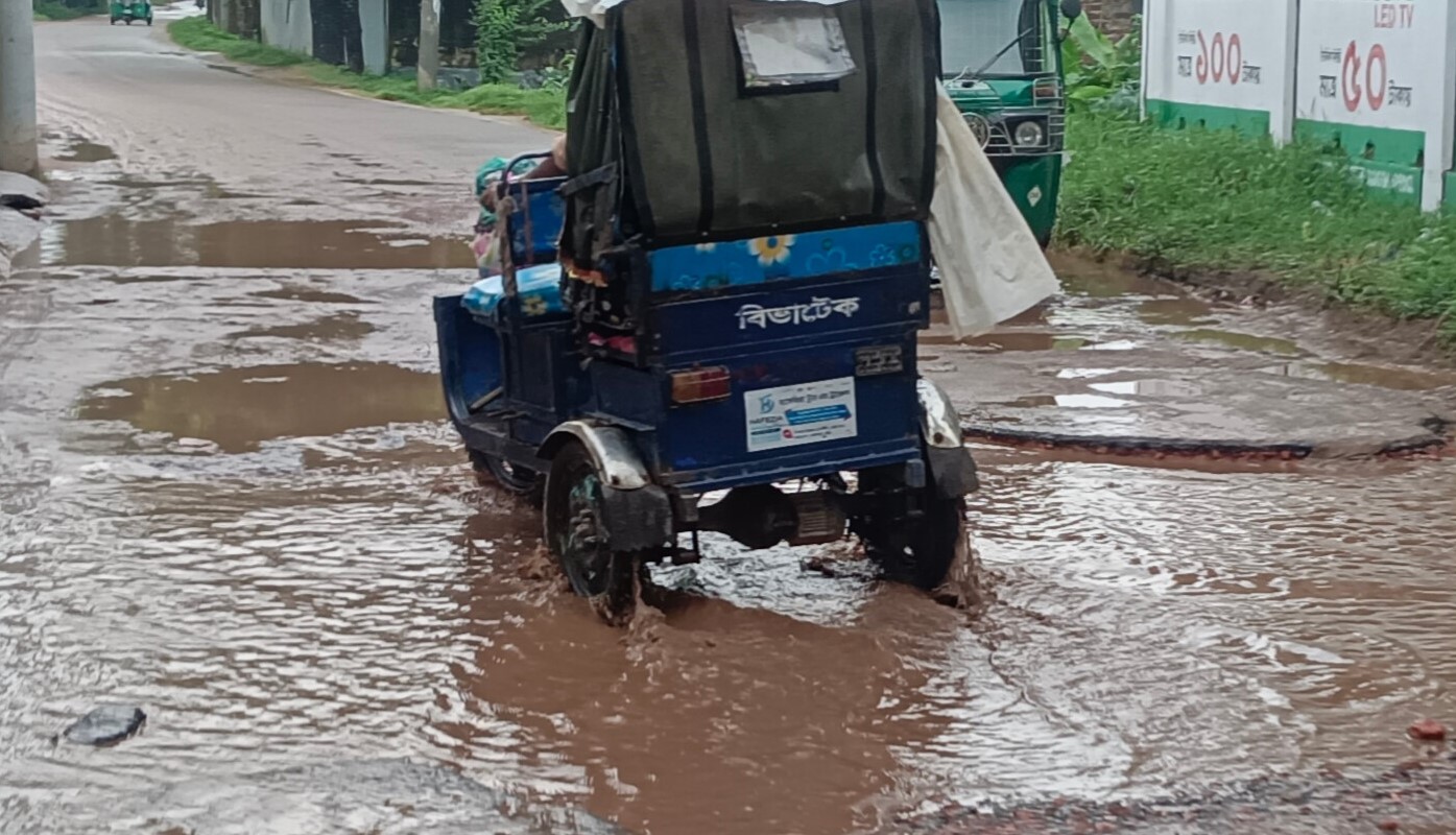 লোহাগাড়ার দরবেশহাট সড়কের বেহাল দশা
