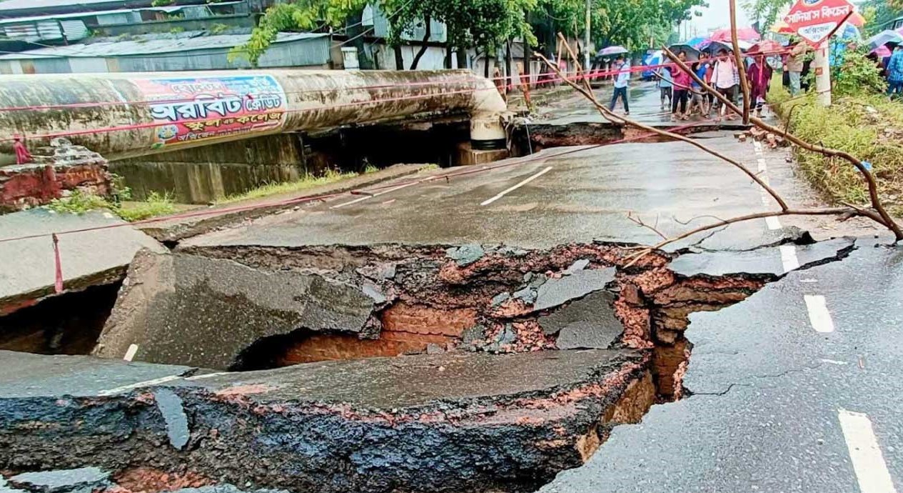 বৃষ্টিতে চট্টগ্রামে দেবে গেছে সড়ক, জলাবদ্ধতায় ভোগান্তি