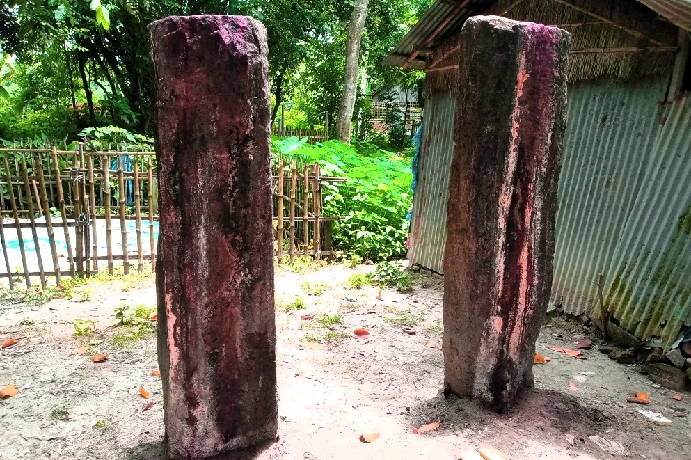 মঙ্গলের প্রতীক সোনাতলার দণ্ডায়মান দুটি পাথর!