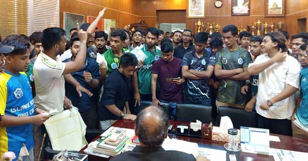 নিজ ক্যাম্পাসে পরীক্ষা চেয়ে ৭ কলেজ শিক্ষার্থীদের স্মারকলিপি