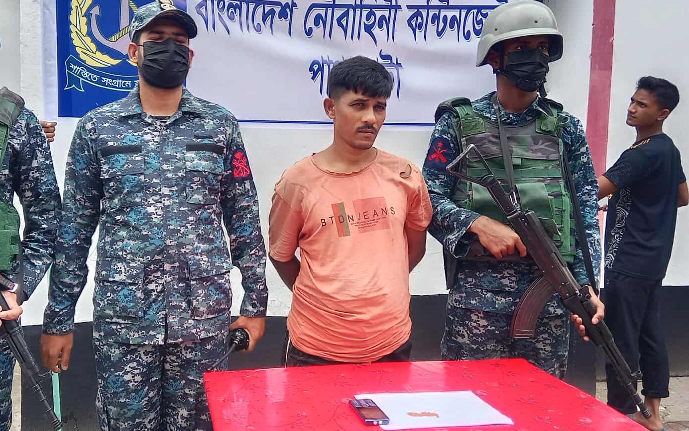 পাথরঘাটায় নৌবাহিনীর টহলে ইয়াবাসহ মাদক ব্যবসায়ী আটক