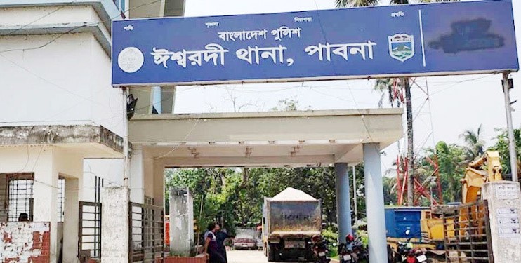 ঈশ্বরদীতে বিয়ের দাবিতে প্রেমিকের বাড়িতে তরুণীর অনশন