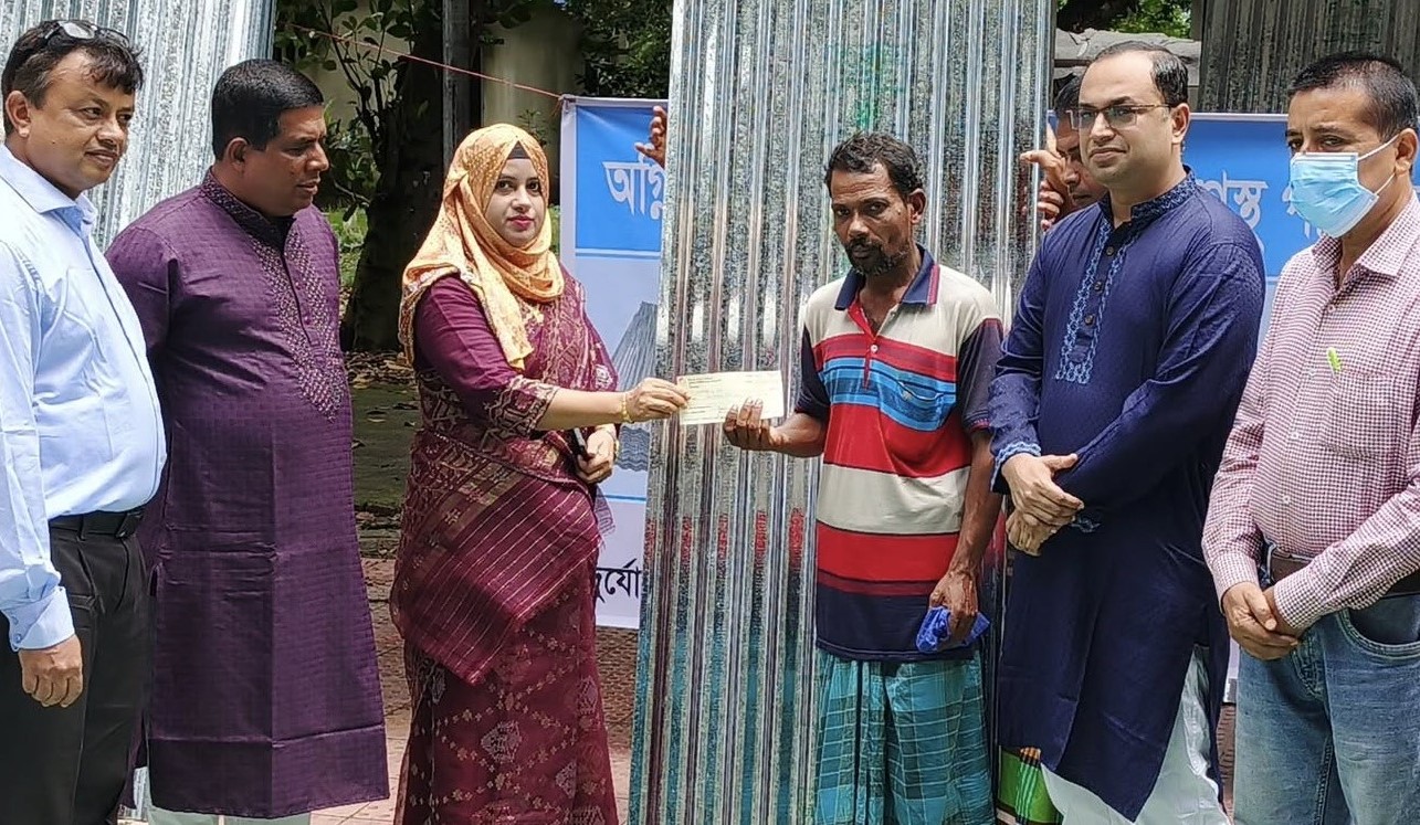 বাঞ্ছারামপুরে ঢেউটিন-নগদ অর্থ বিতরণ