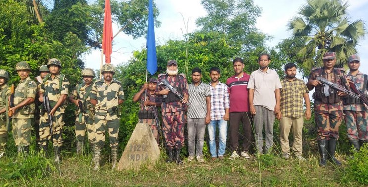কুমিল্লায় ৫ বাংলাদেশিকে হস্তান্তর করলো বিএসএফ