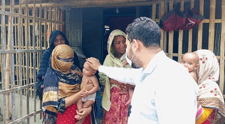 মায়ের হাতে উপহার তুলে দিলেন গাংনীর ইউএনও 